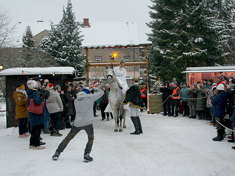 Aschenbrödel kommt auf den Weihnachtsmarkt